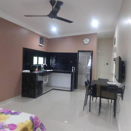 Yasmeen Studio Roomstay Kijal - Room 1 - For Two Person Islam Guest Only エクステリア 写真