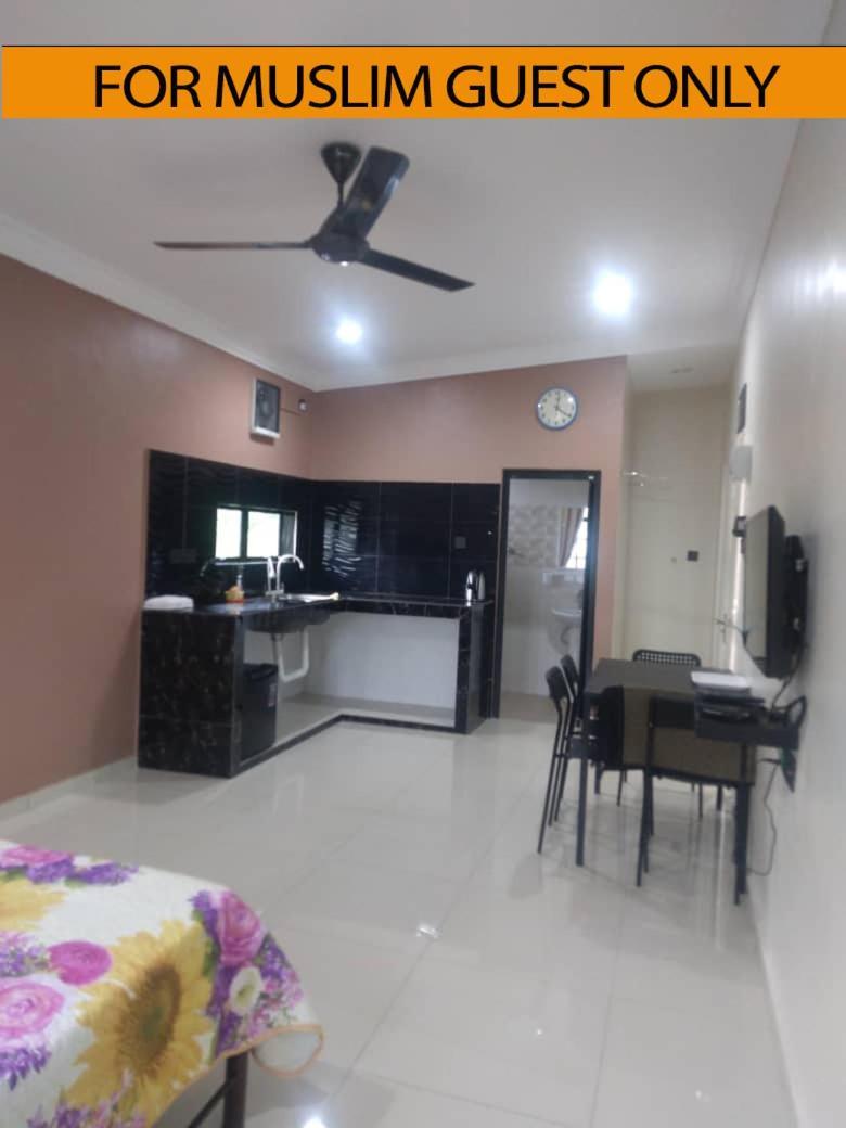Yasmeen Studio Roomstay Kijal - Room 1 - For Two Person Islam Guest Only エクステリア 写真